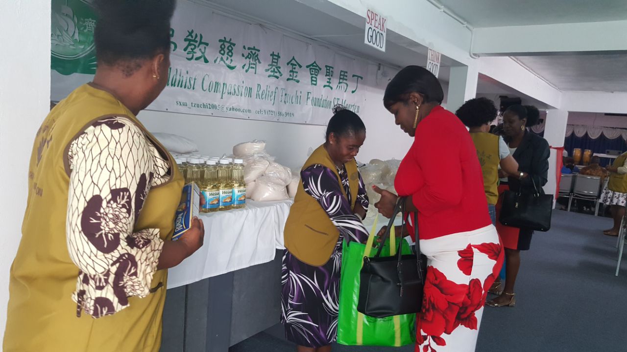 Tzu Chi Foundation donates to 70 families in need (3)