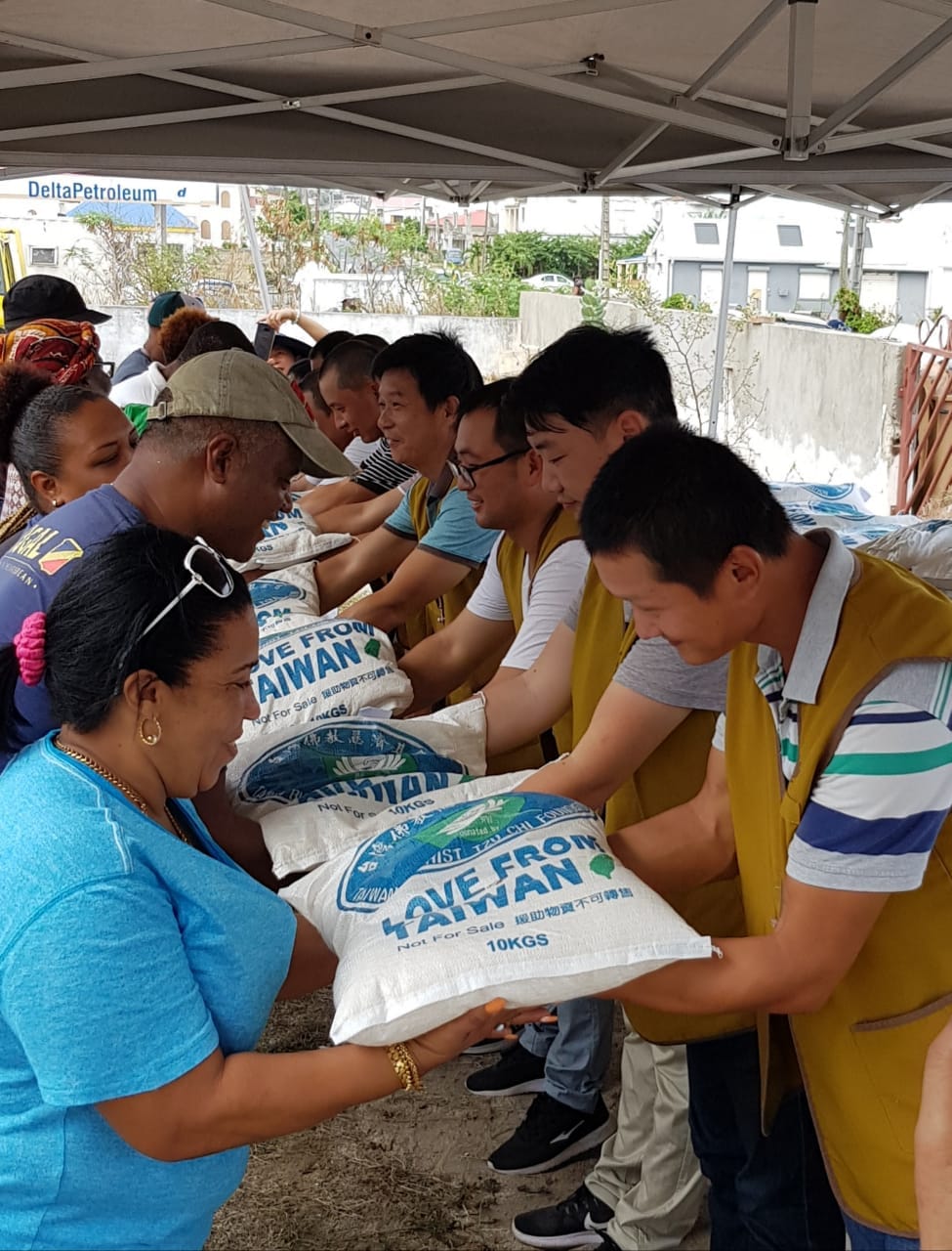 Tzu Chi donates 500 bags of rice (7)