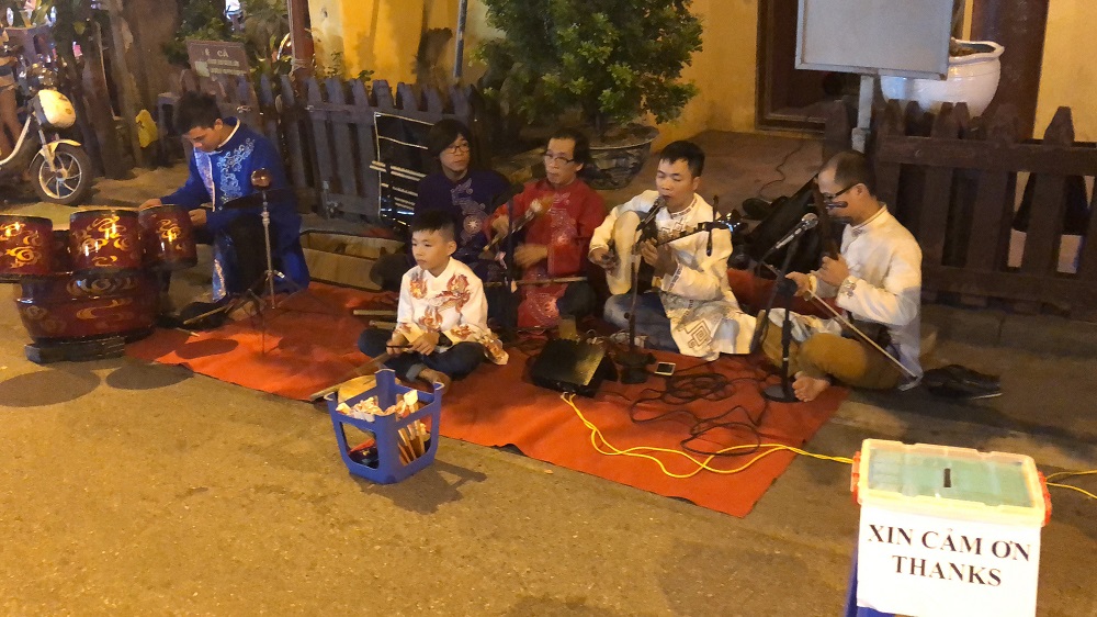 Saturday night street entertainment in Hanoi - HH 20180909