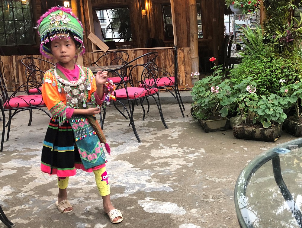 Tribal girl peddling trinkets - HH 20180929