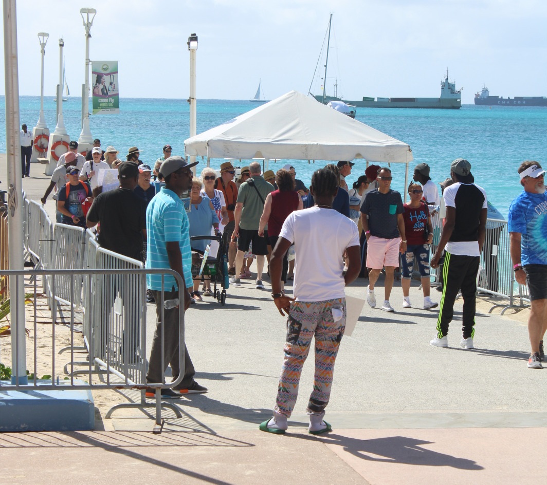 Cruise passengers arriving at pier Walter Plantz Square - 20191209 JH