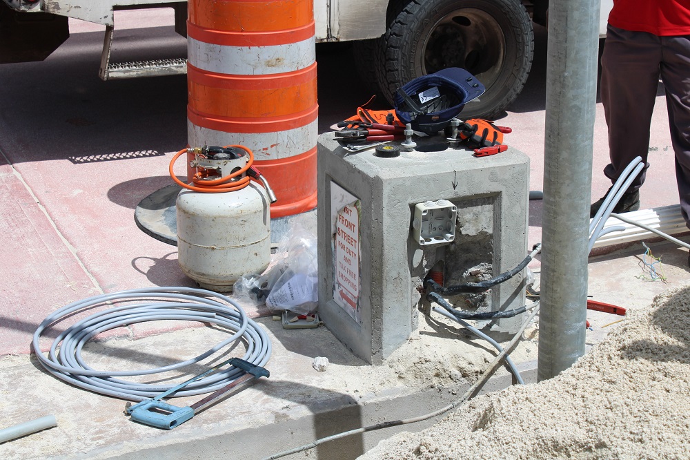 GEBE works on installation lamppost Boardwalk - 20200302 JH