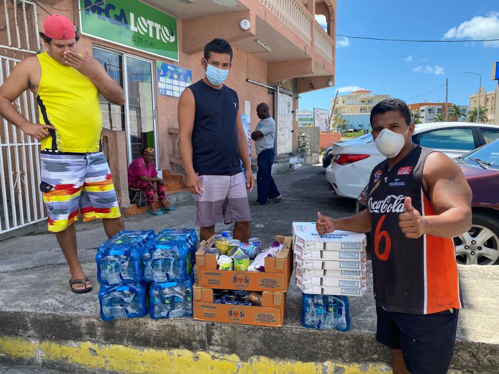 Venezuelans received food boxes from volunteers